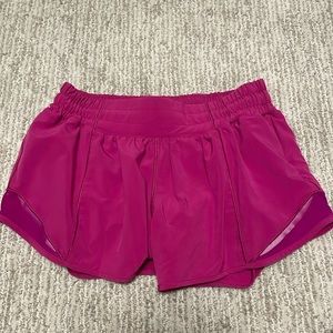 Lululemon hotty hot 2.5” shorts in ripened raspberry